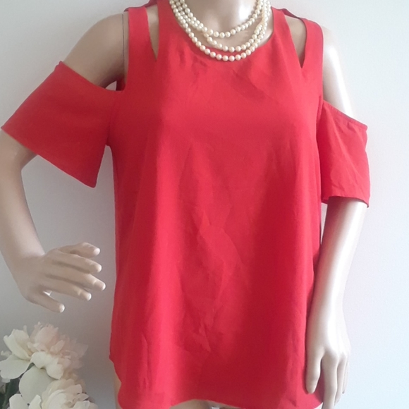 mine Tops - 🌟Off the shoulder red blouse